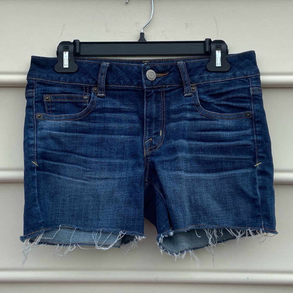 Jeans short.